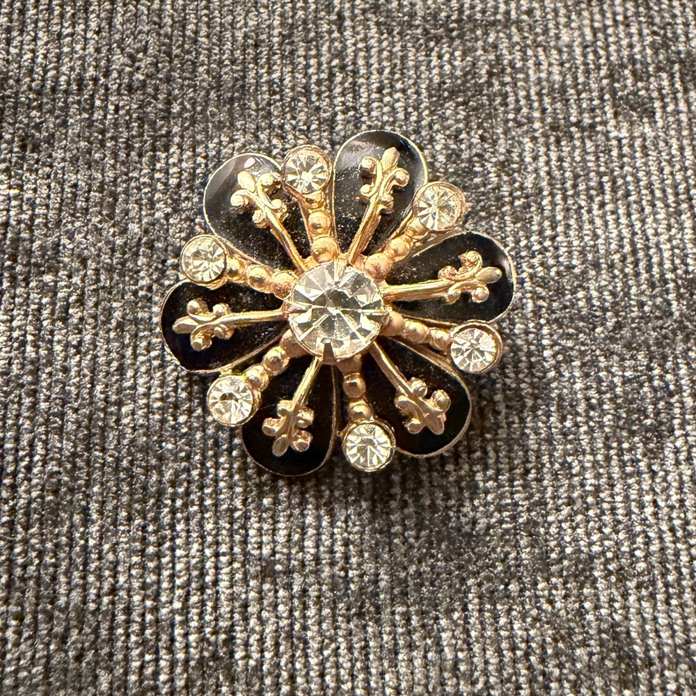 Elegant Black and Gold Floral Brooch